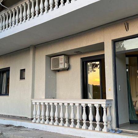 Апартаменты 100 Meters From The Sea Ксилокастро Экстерьер фото