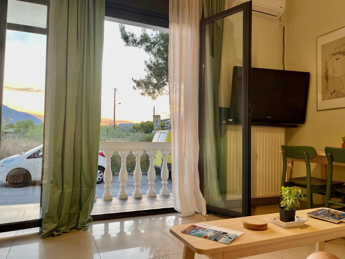 Апартаменты 100 Meters From The Sea Ксилокастро Экстерьер фото