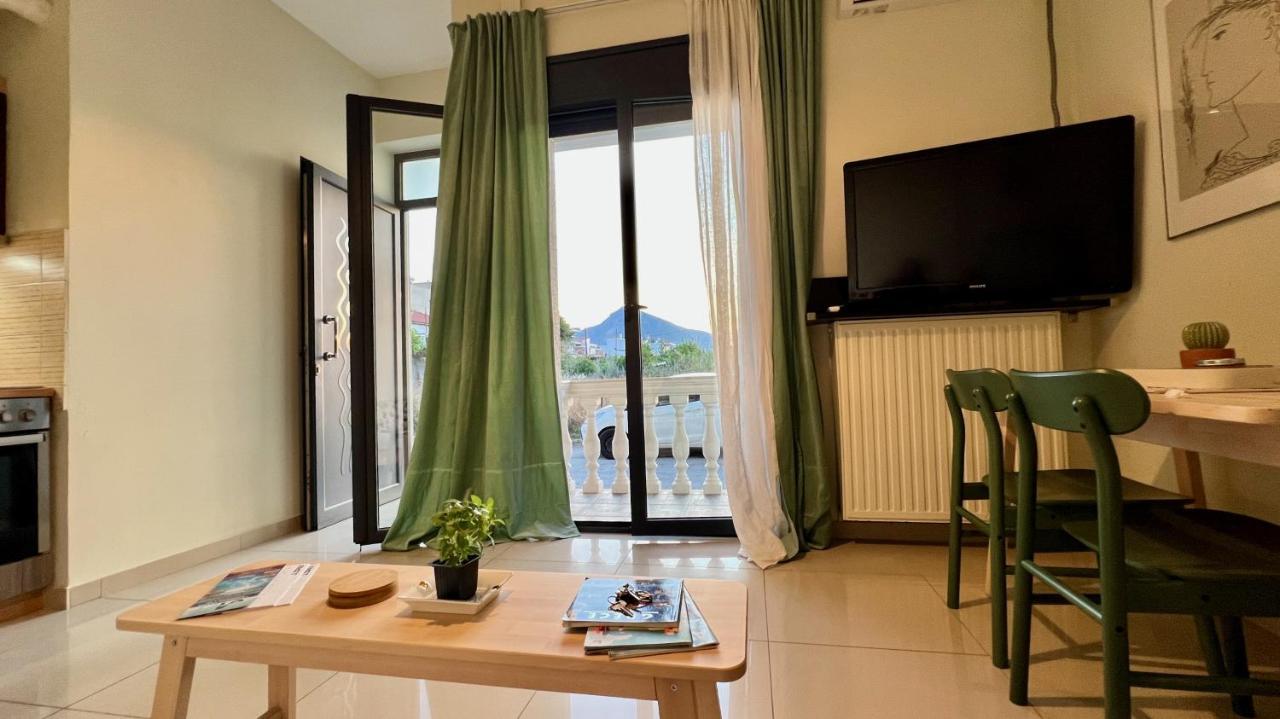 Апартаменты 100 Meters From The Sea Ксилокастро Экстерьер фото