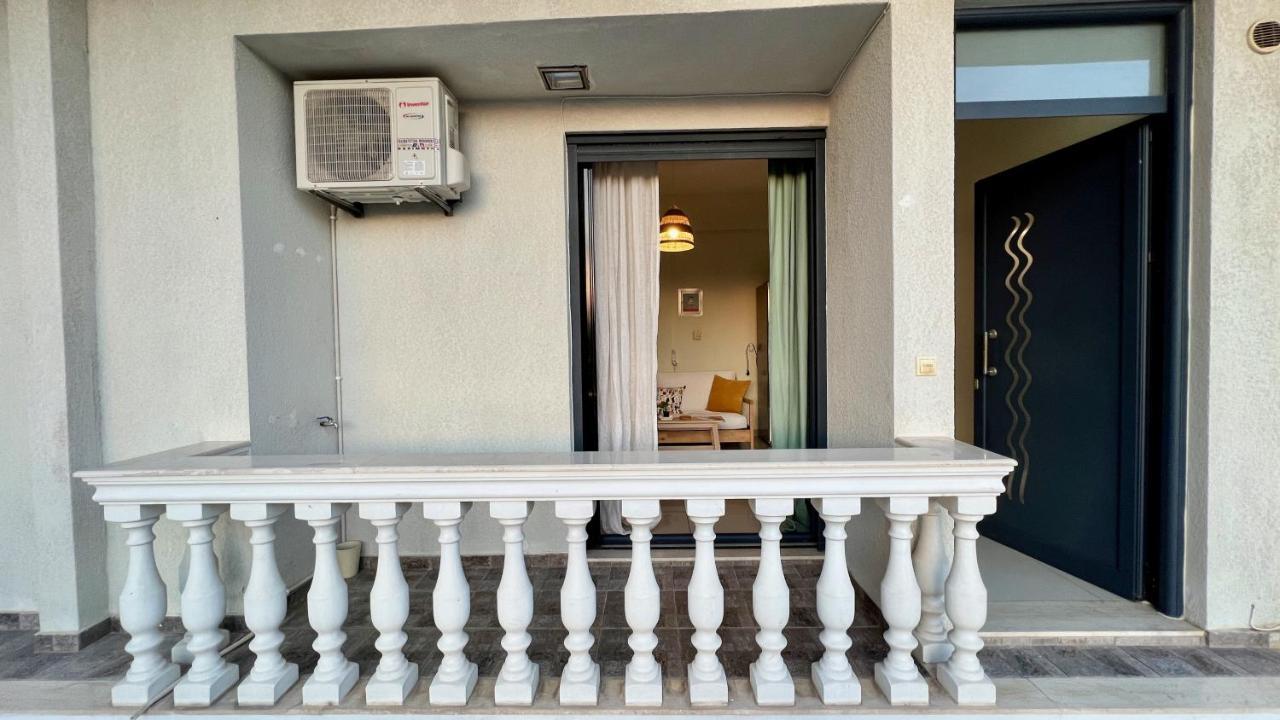 Апартаменты 100 Meters From The Sea Ксилокастро Экстерьер фото